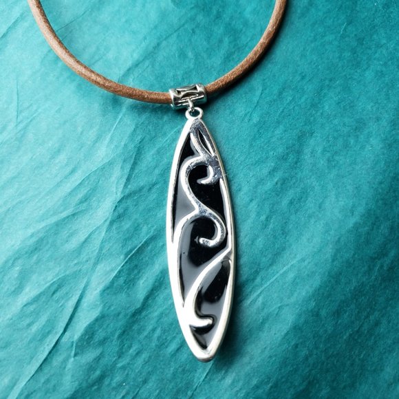 2/10$ Silver tone pendant on brown faux leather - Picture 1 of 4